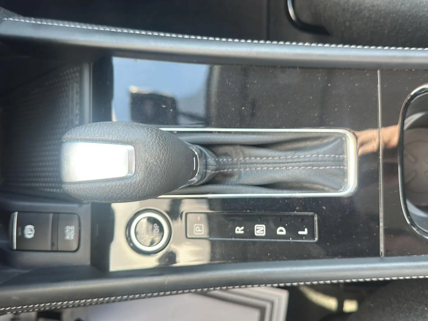 2023 Nissan Kicks SR photo 18