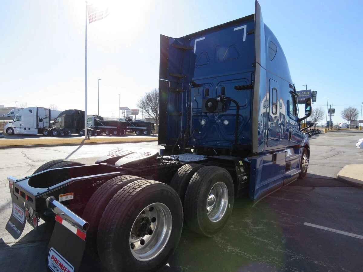 2022 Freightliner Cascadia - image 7