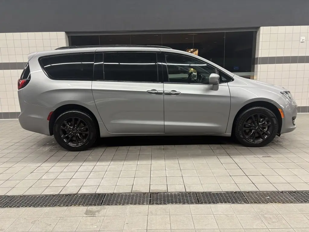 2020 Chrysler Pacifica AWD LAUNCH EDITION's photo