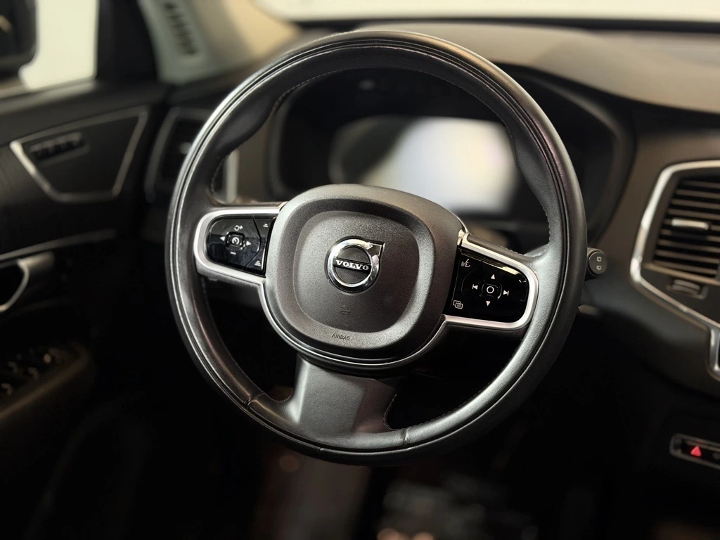 2020 Volvo - image 13