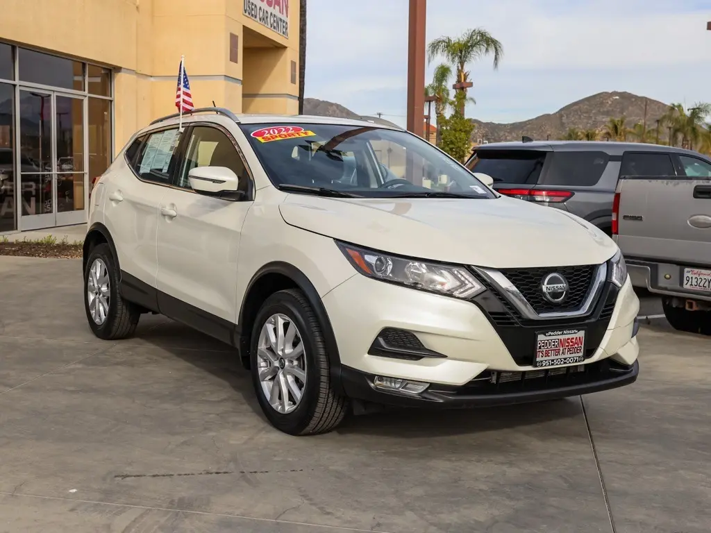 2022 Nissan Rogue Sport SV's photo