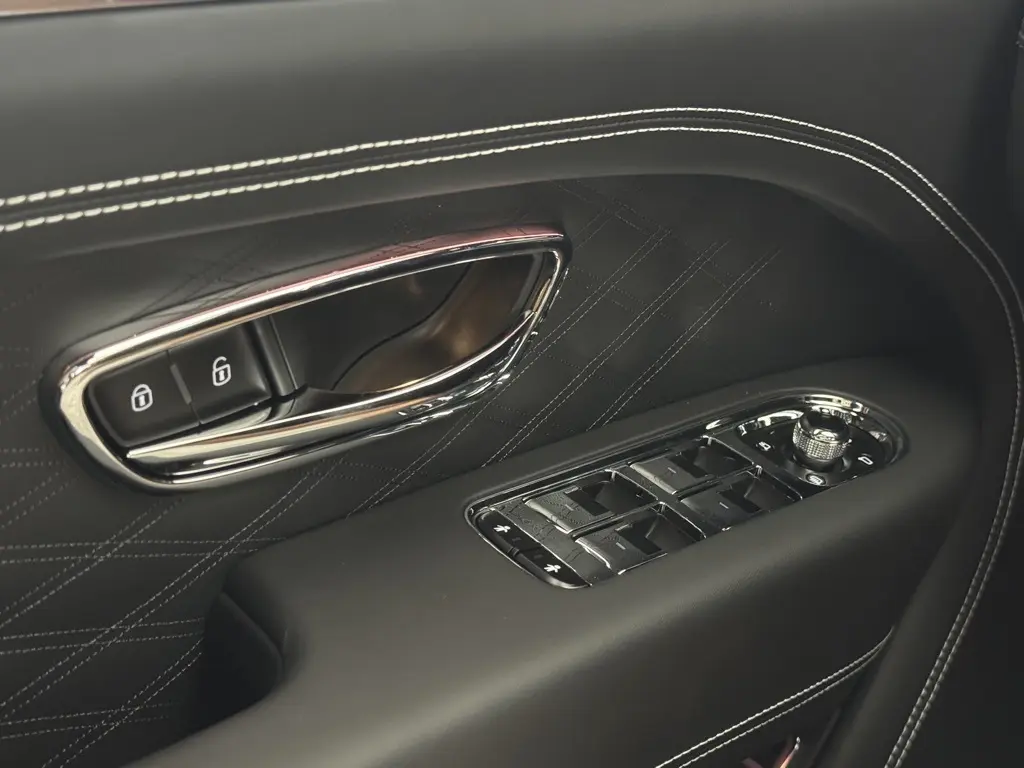 2025 Bentley Bentayga Azure photo 10