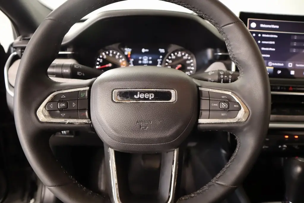 2024 Jeep Compass Latitude Lux photo 2