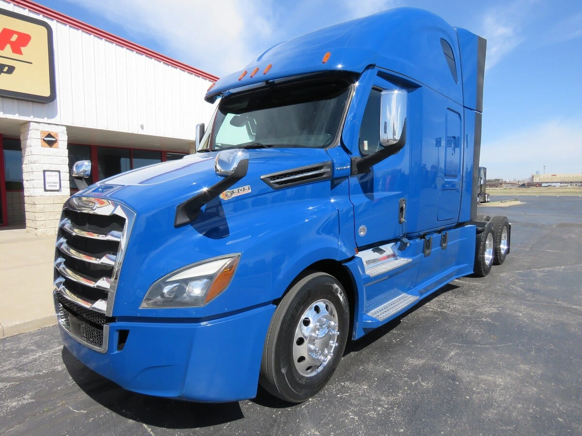 2022 Freightliner Cascadia - image 1