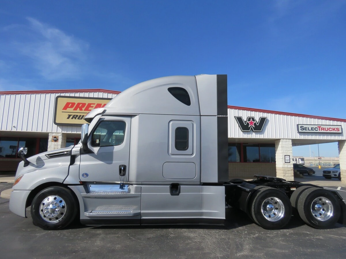 2023 Freightliner Cascadia - image 2