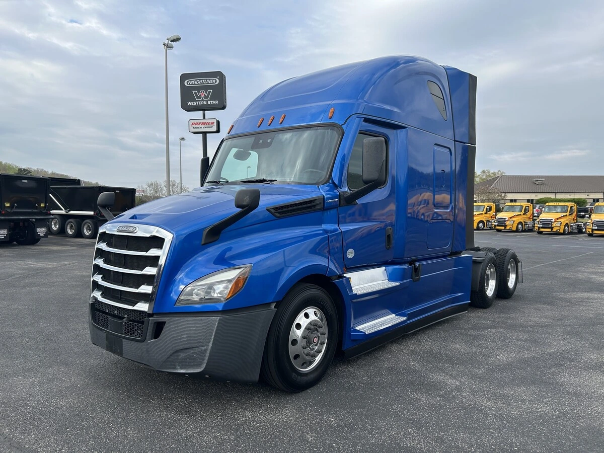 2022 Freightliner Cascadia - image 1
