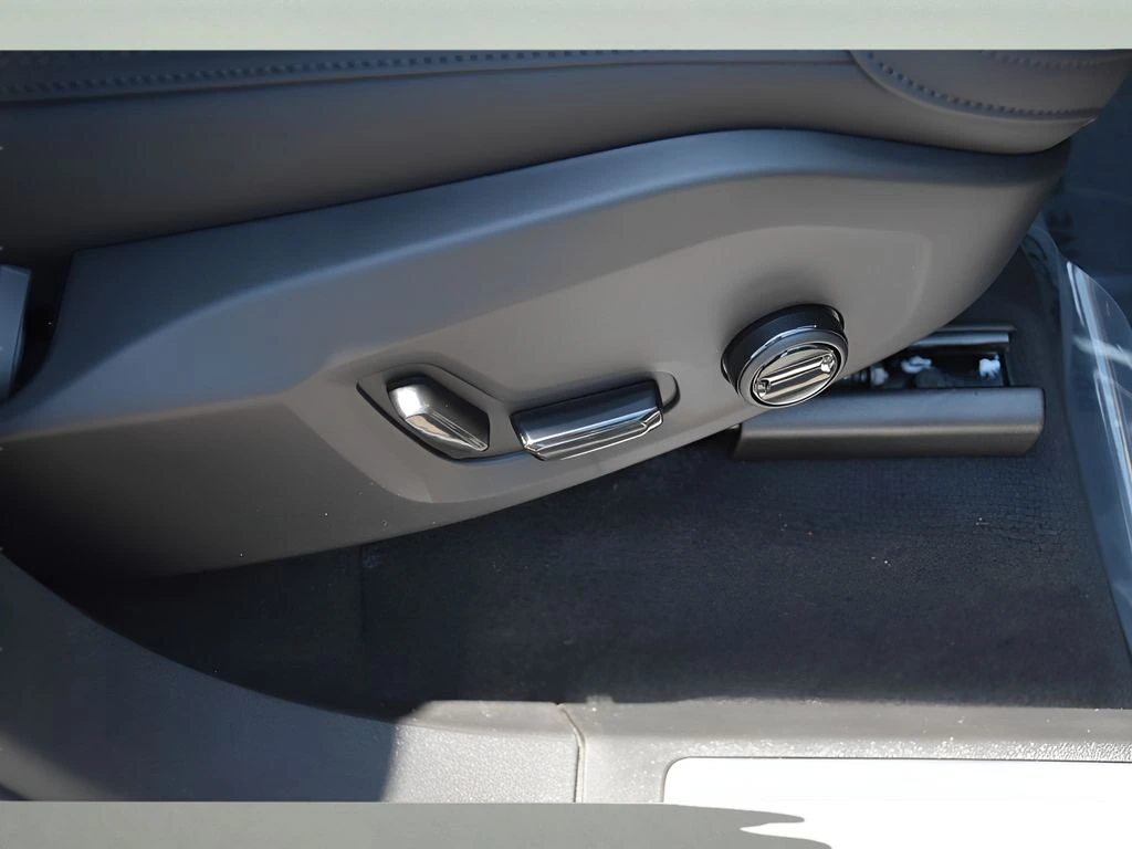 2026 Volvo - image 32