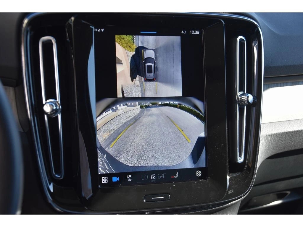 2025 Volvo - image 23