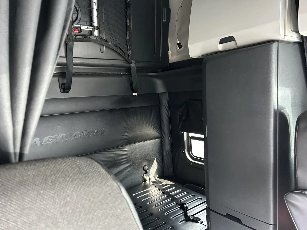 2023 Freightliner Cascadia - image 7