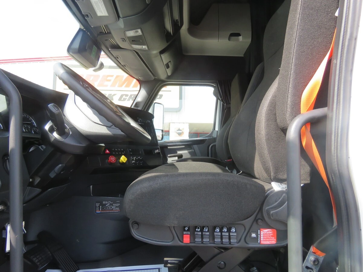 2023 Freightliner Cascadia - image 13