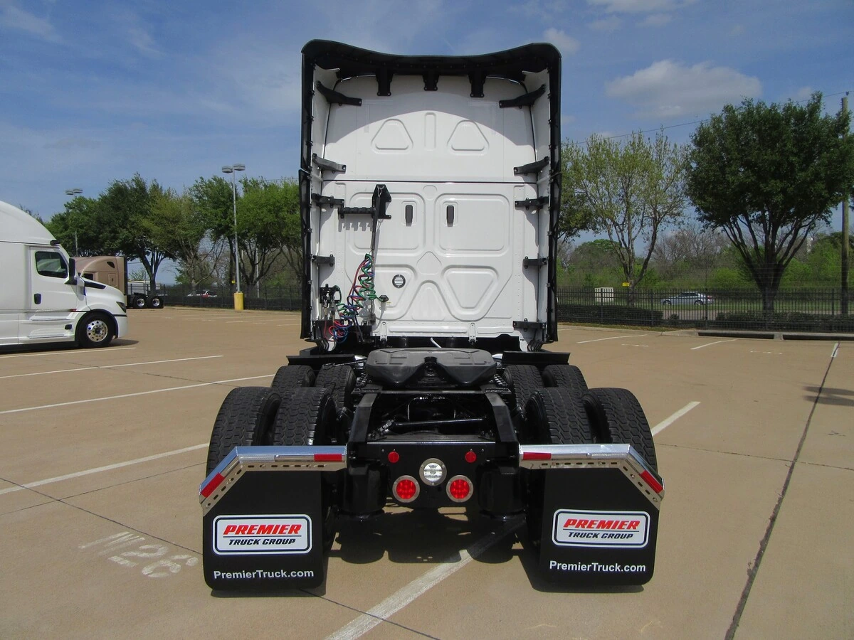 2025 Freightliner Cascadia - image 8