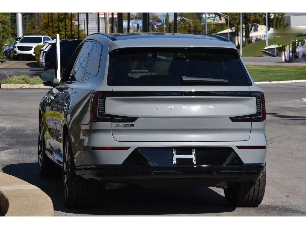 2025 Volvo - image 5