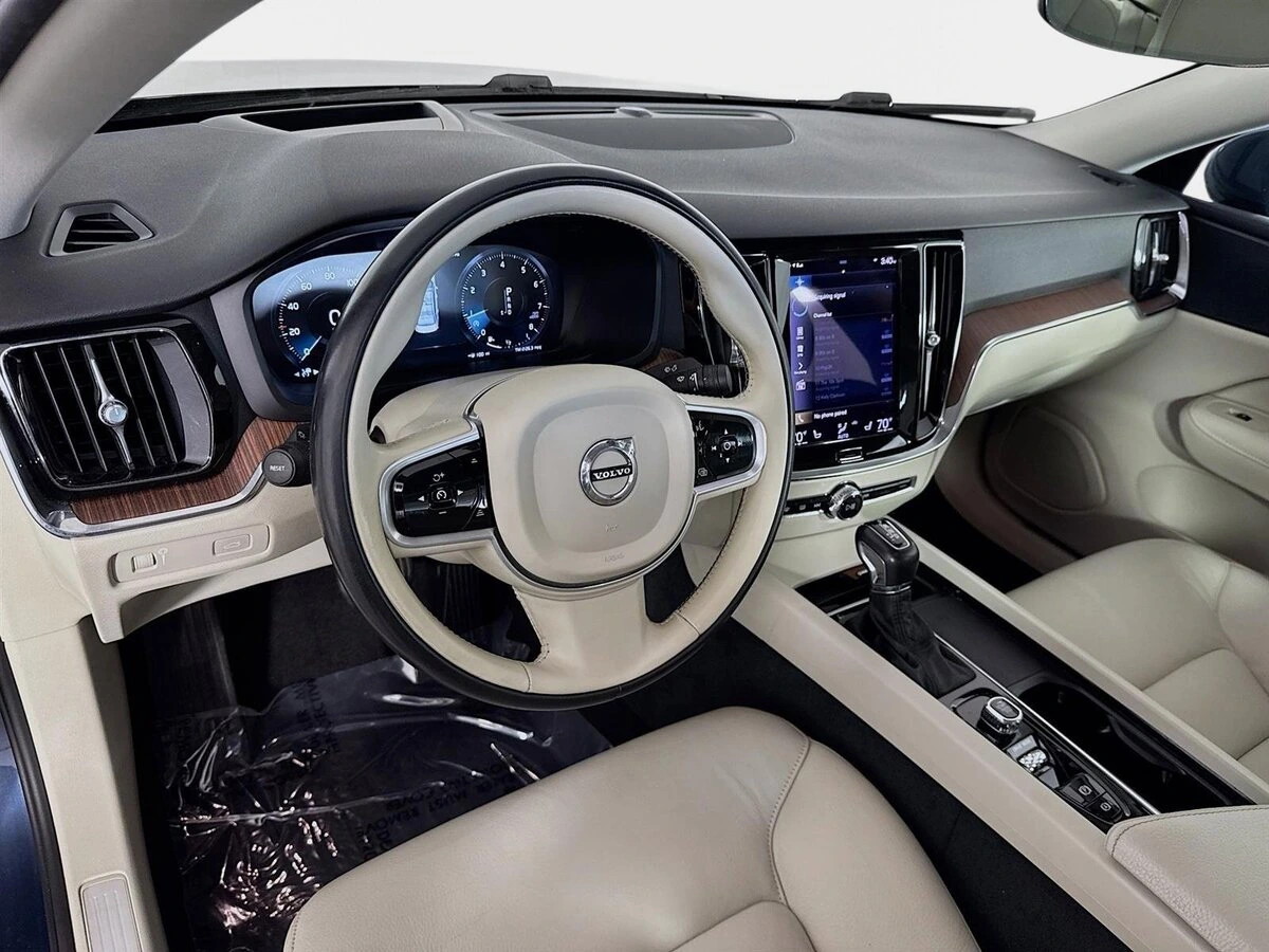 2021 Volvo - image 9