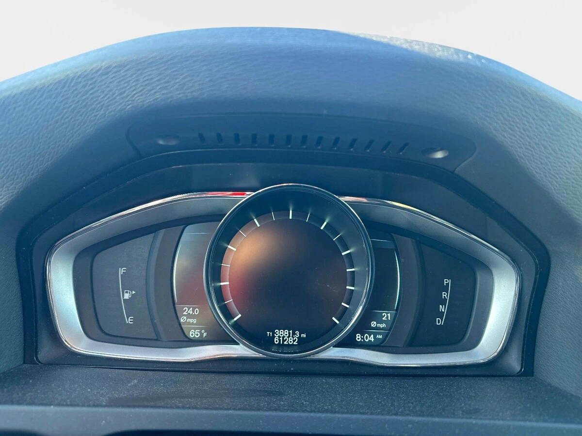 2015 Volvo - image 11