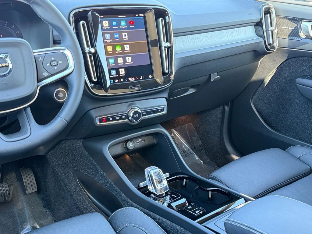 2025 Volvo - image 14