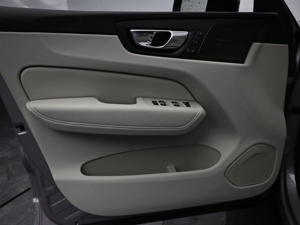 2026 Volvo - image 22