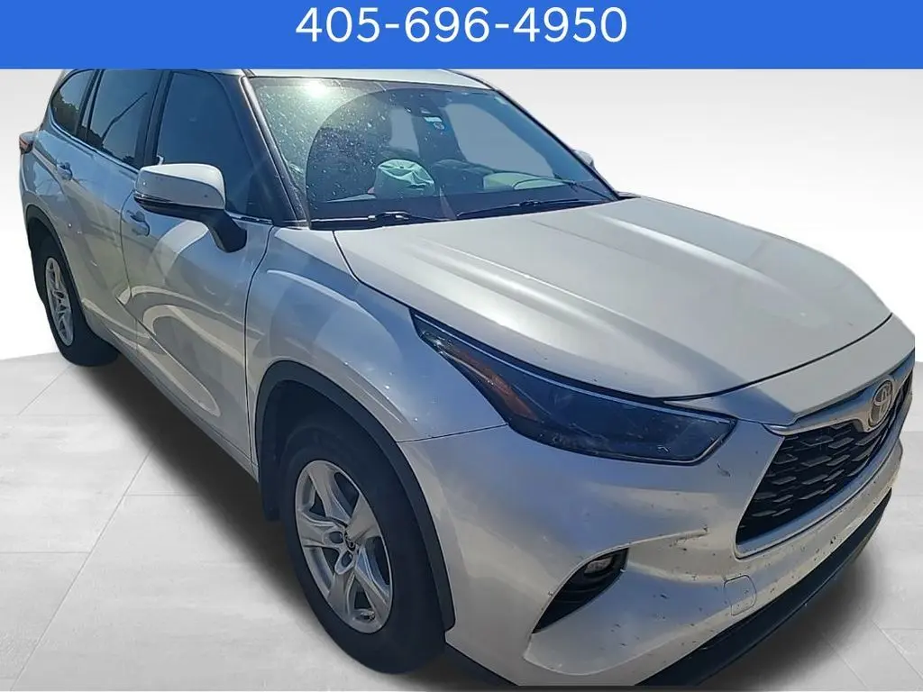 2023 Toyota Highlander Hybrid LE photo 3