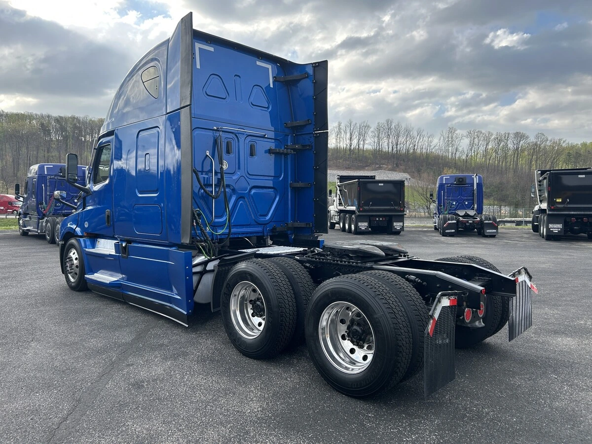 2022 Freightliner Cascadia - image 3