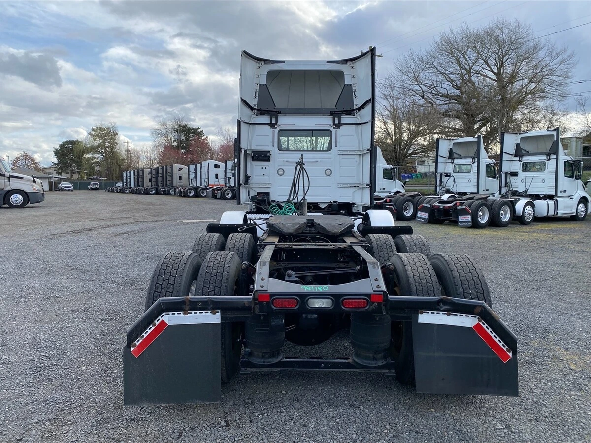 2018 Volvo VNL 860 - image 4