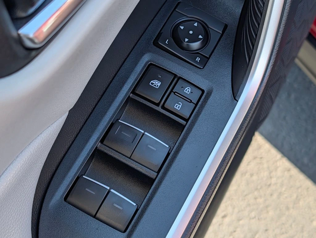 2024 Toyota RAV4 XLE - Photo 18