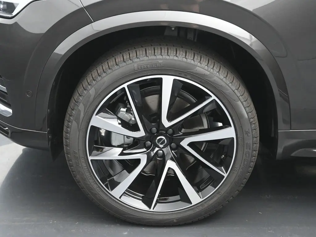 2025 Volvo - image 32