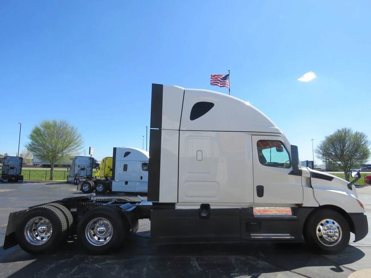 2024 Freightliner Cascadia - image 8