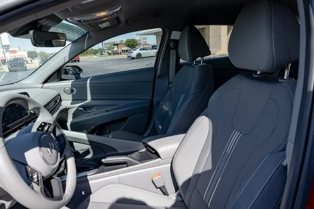 2025 Hyundai Elantra SEL Sport photo 13