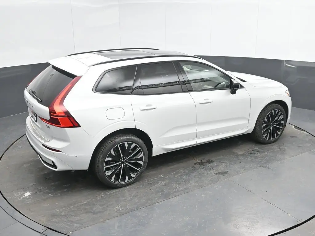 2026 Volvo - image 30