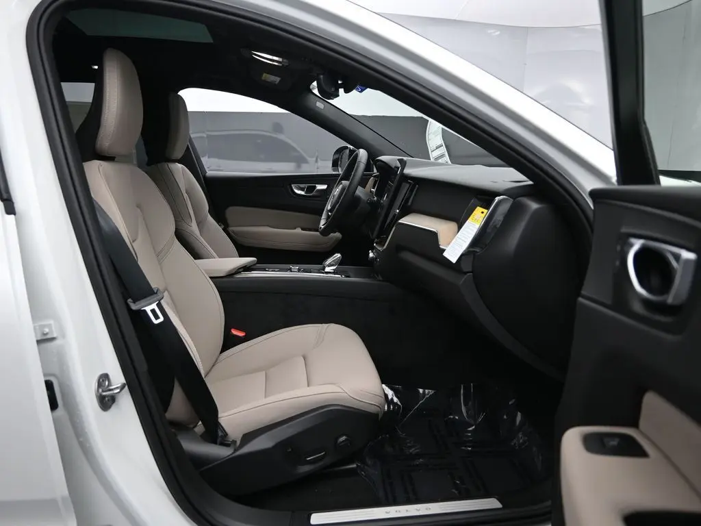 2026 Volvo - image 27