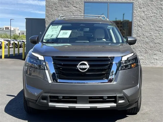 2025 Nissan Pathfinder SL photo 9