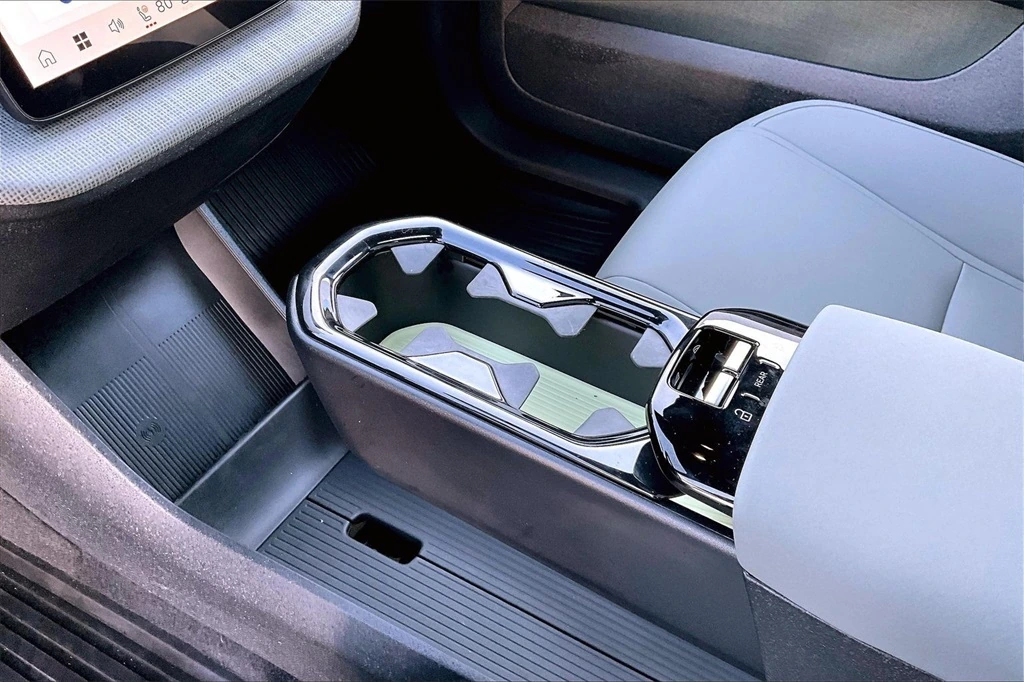 2025 Volvo - image 17