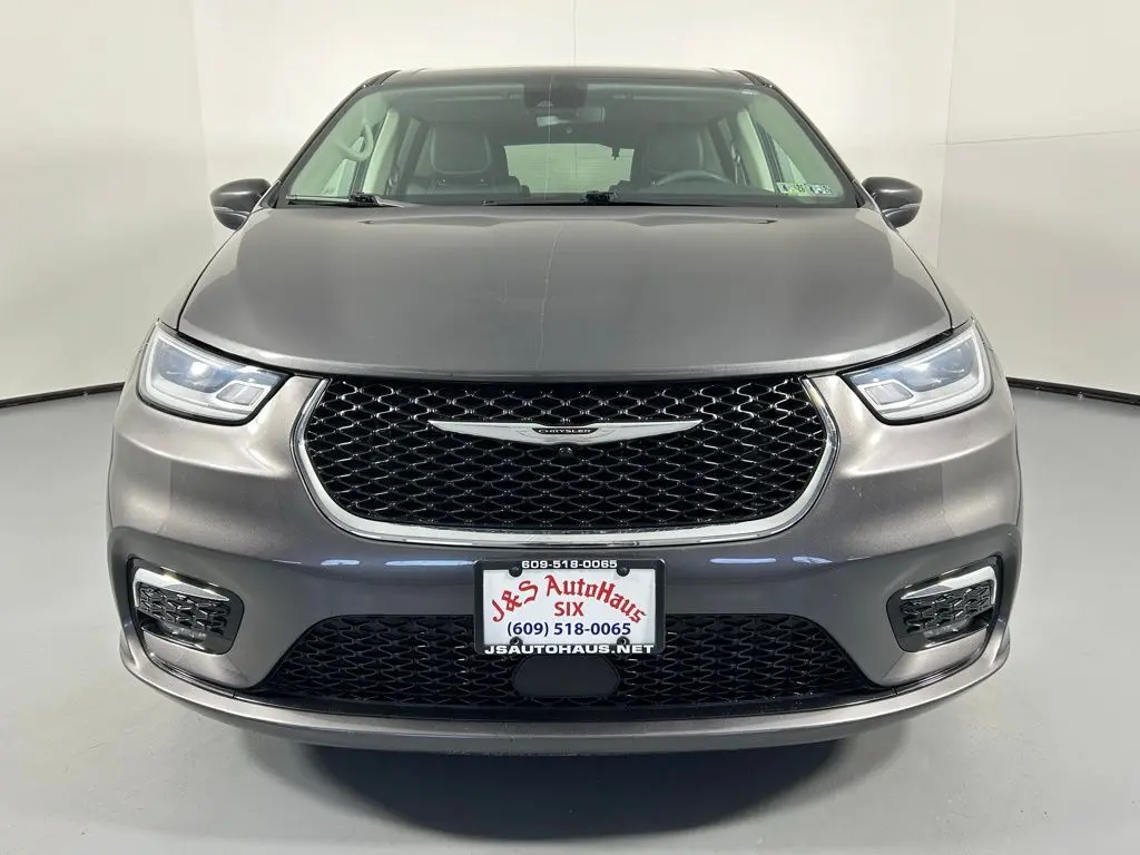 2023 Chrysler Pacifica Hybrid Touring L photo 2