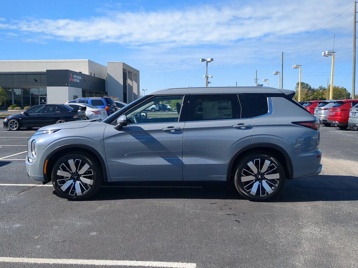 2026 Mitsubishi Outlander SEL - Photo 9