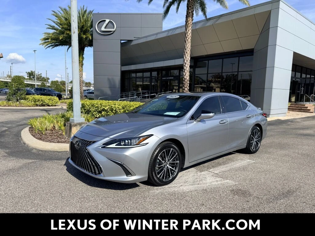 2025 Lexus ES Hybrid 300h's photo