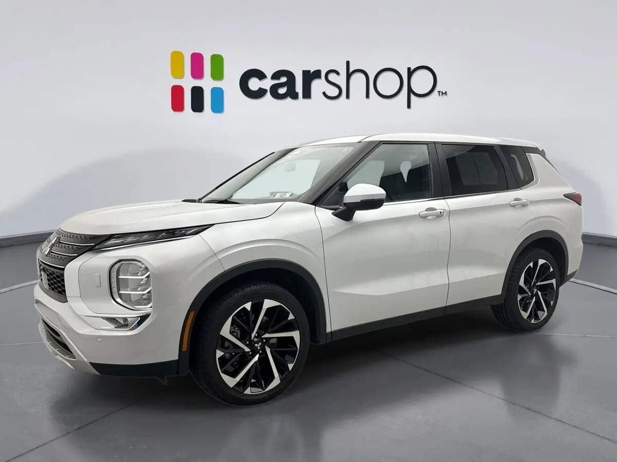 2024 Mitsubishi Outlander SE's photo