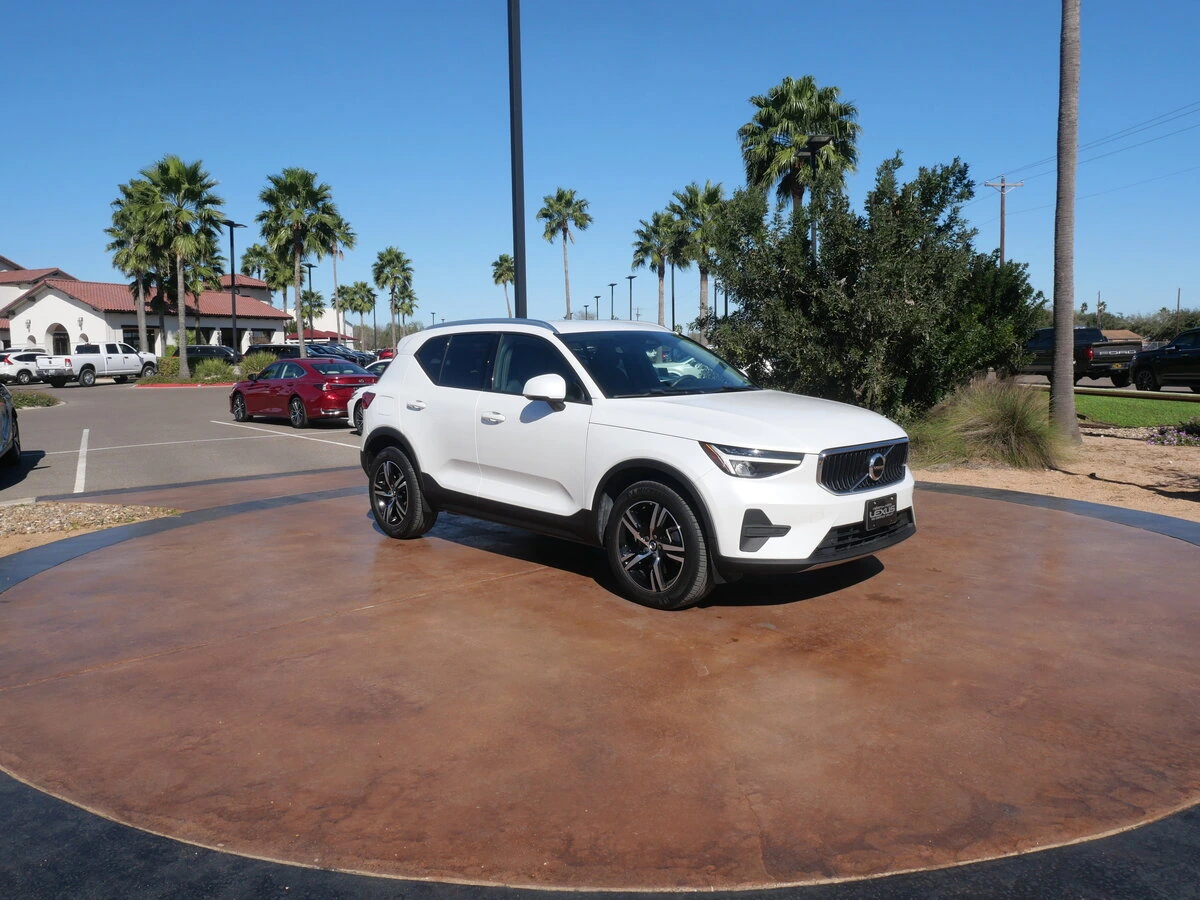 2023 Volvo XC40 Core's photo