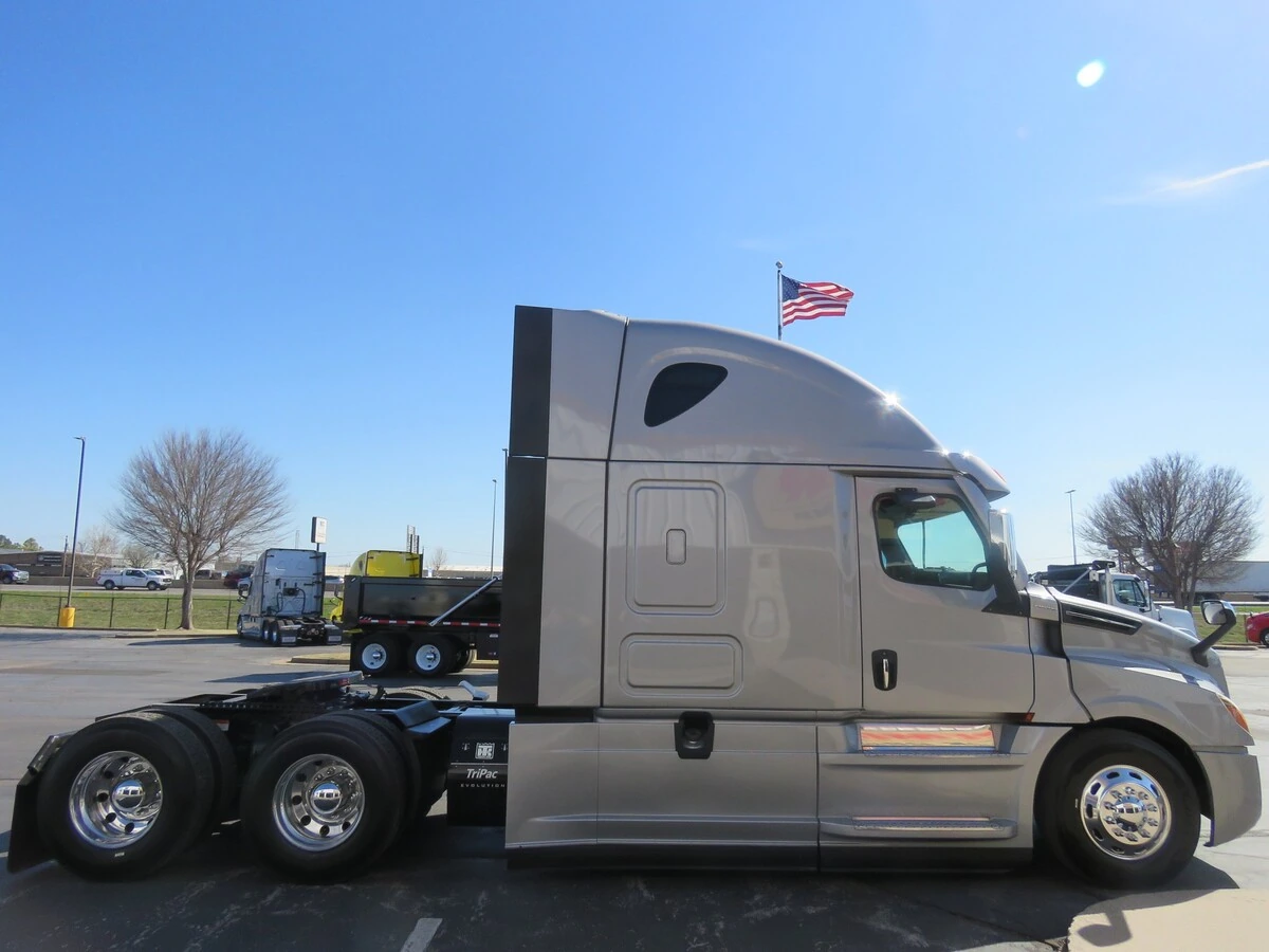 2022 Freightliner Cascadia - image 9