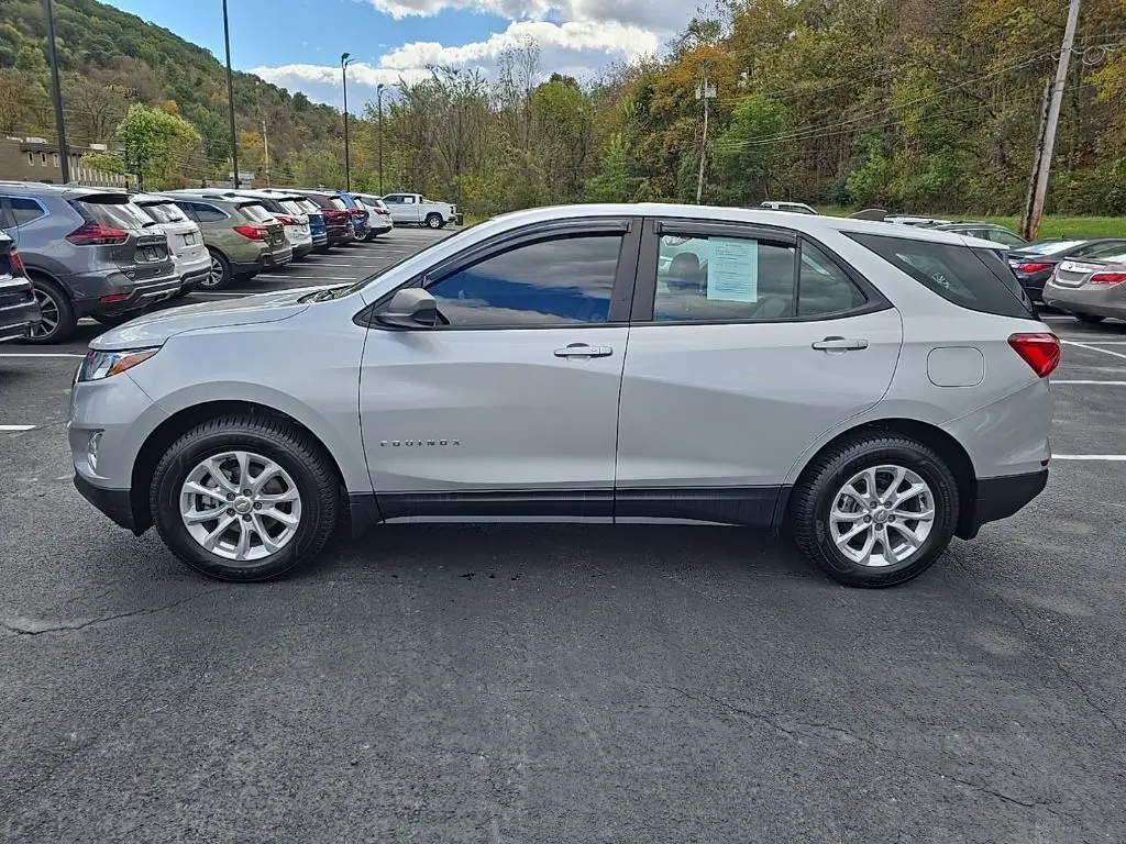 2021 Chevrolet Equinox LS photo 2