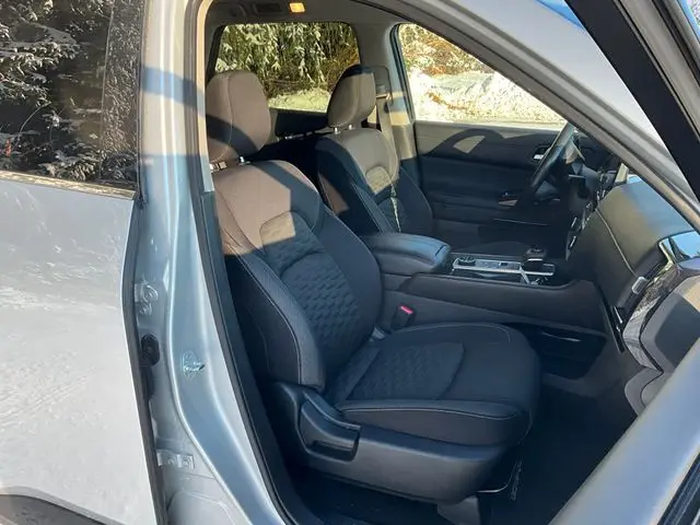 2022 Nissan Pathfinder SV photo 2