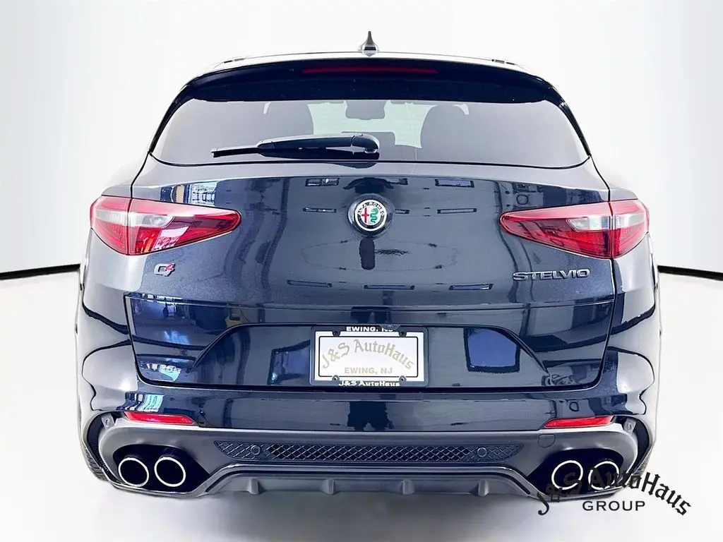 2021 Alfa Romeo Stelvio Quadrifoglio photo 6