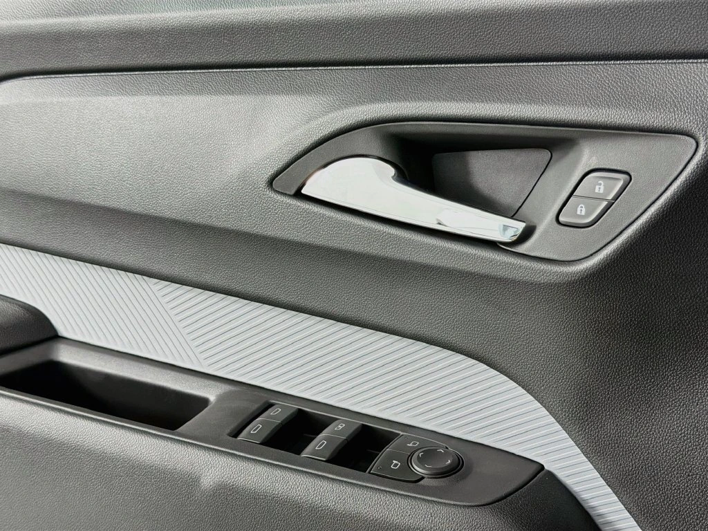 2027 Chevrolet Bolt EV LT - Photo 18