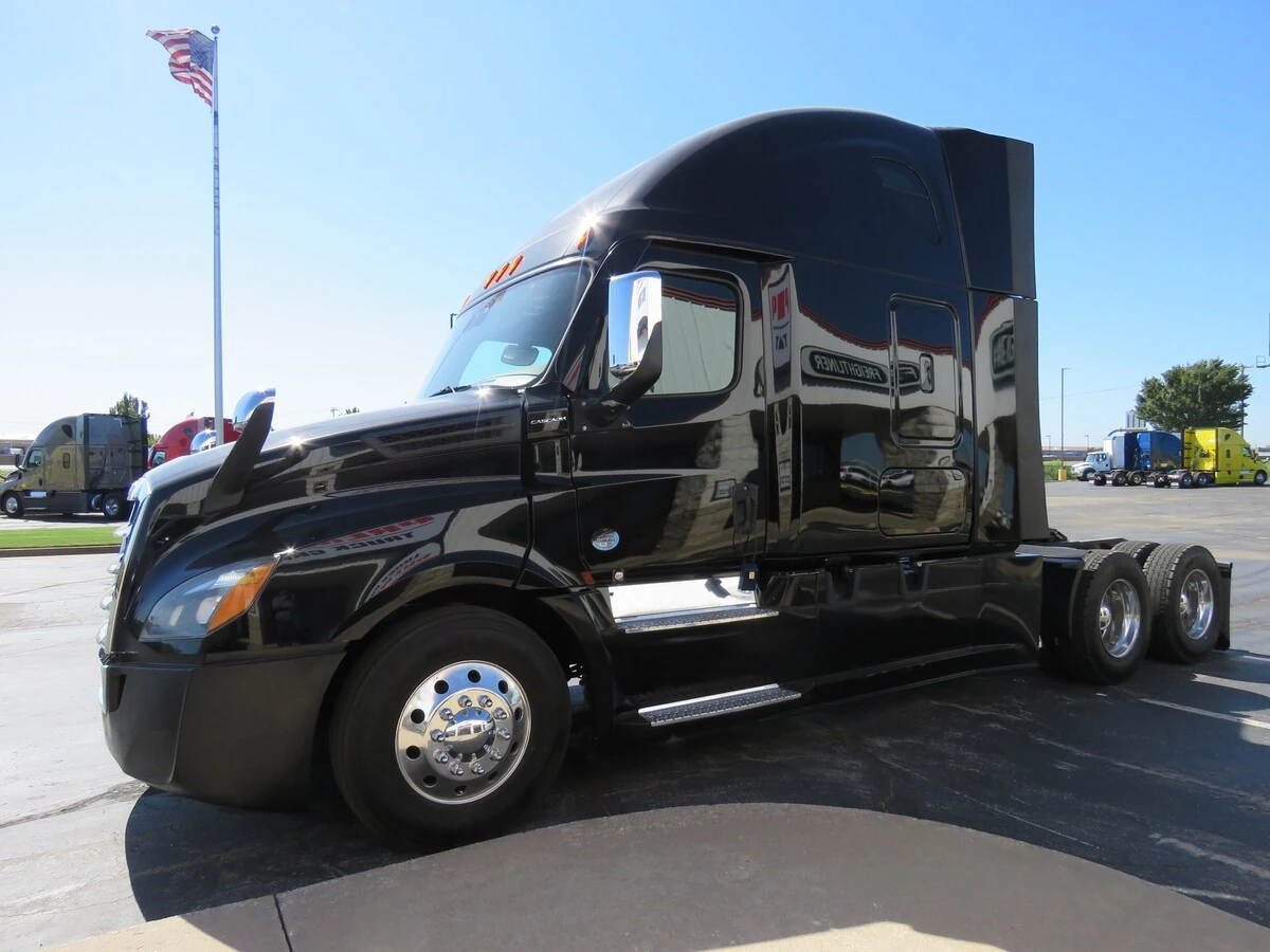 2021 Freightliner Cascadia — photo 3