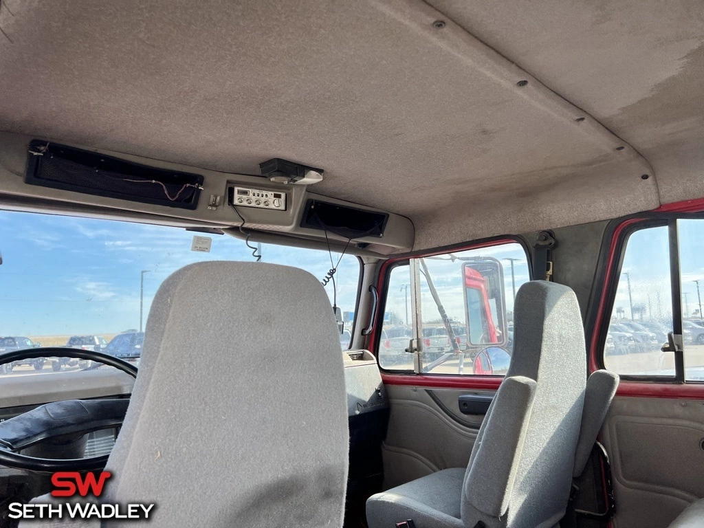 1998 International - image 6