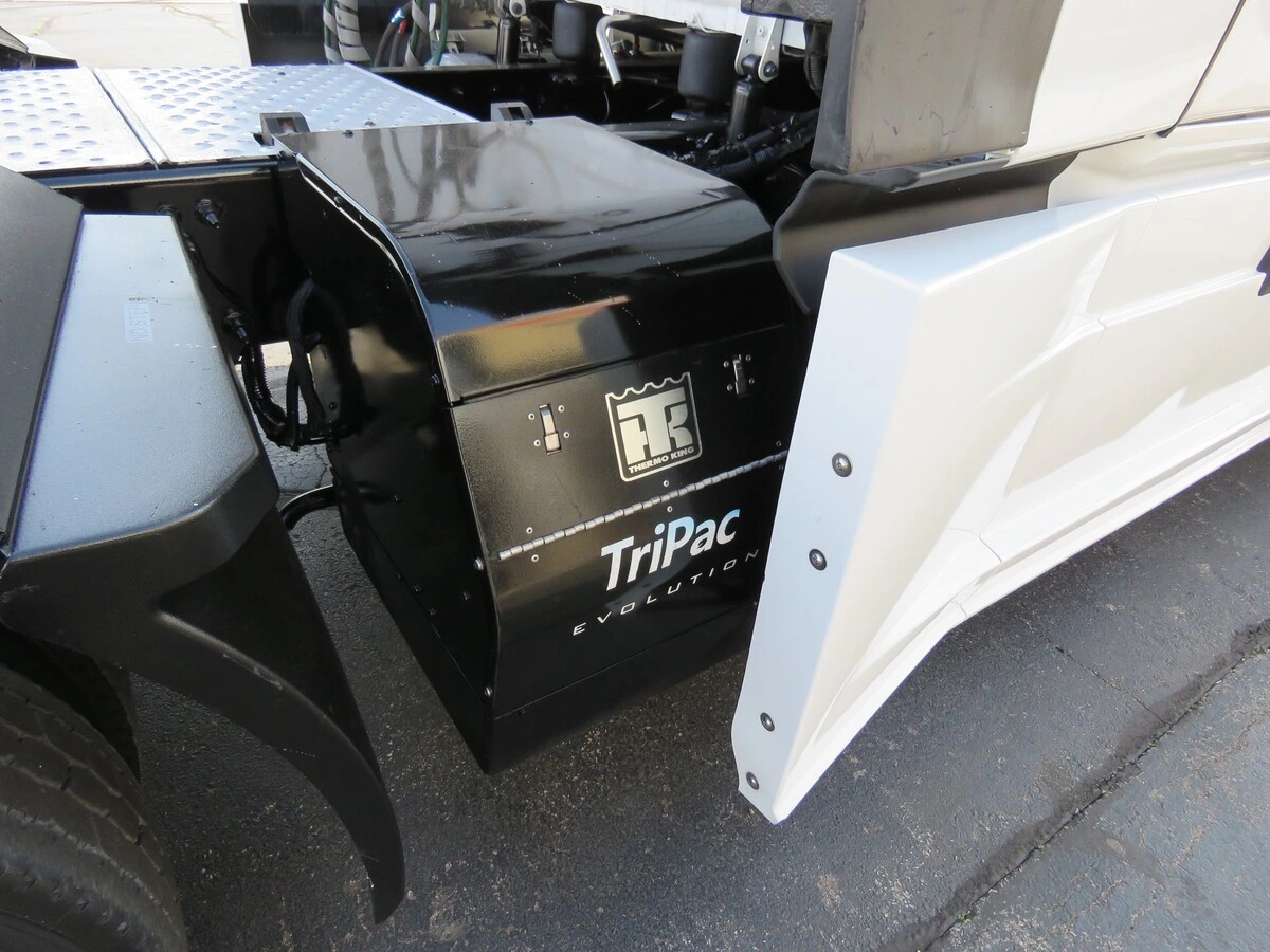 2022 Freightliner Cascadia - image 8