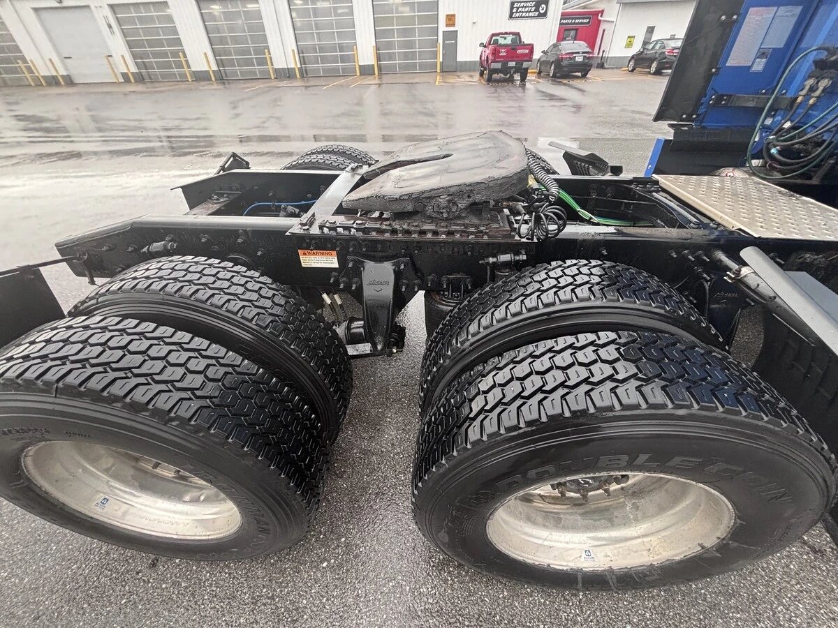 2022 Freightliner Cascadia - image 4