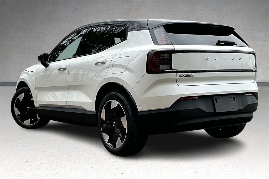 2026 Volvo - image 3