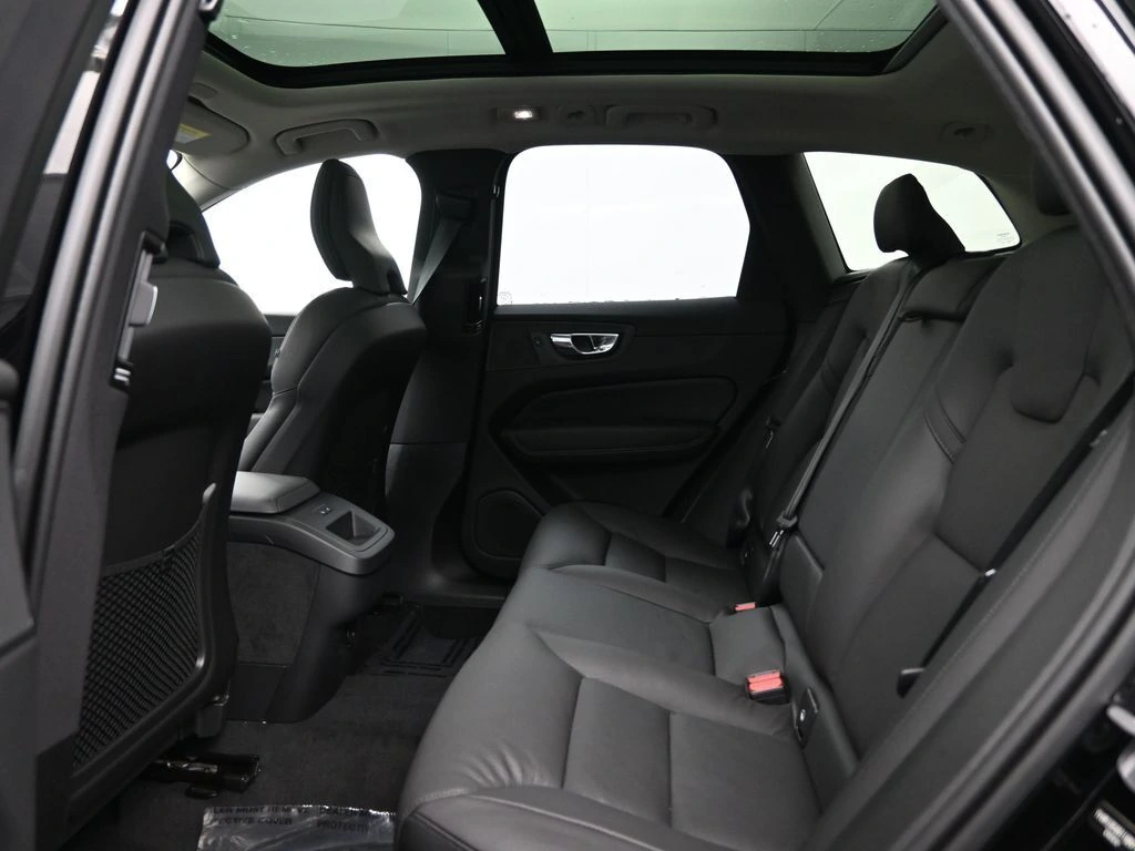 2025 Volvo - image 27