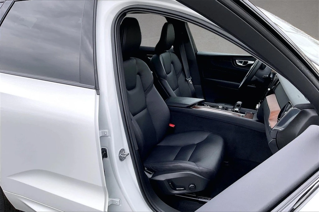 2023 Volvo - image 28