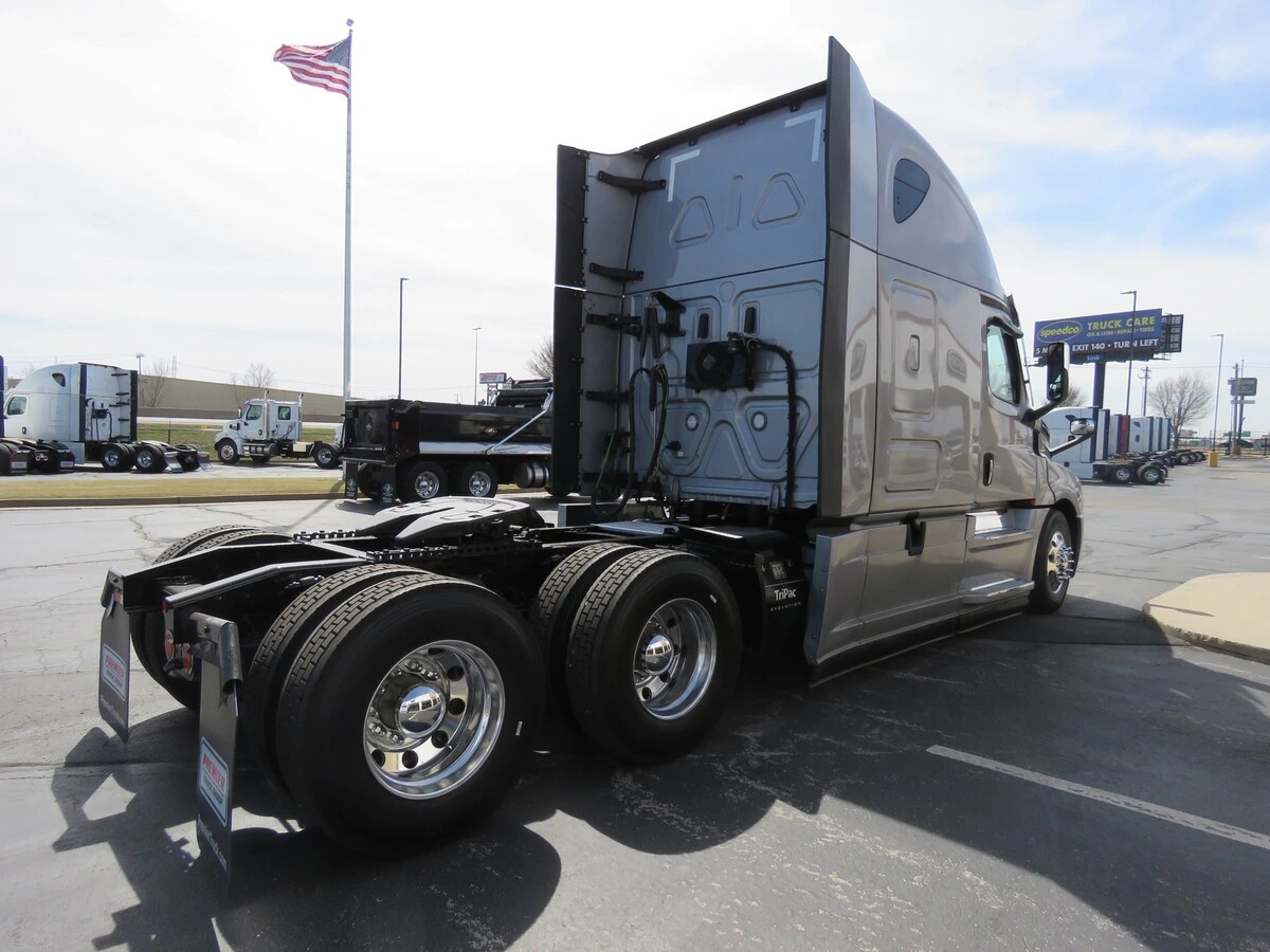 2022 Freightliner Cascadia - image 7
