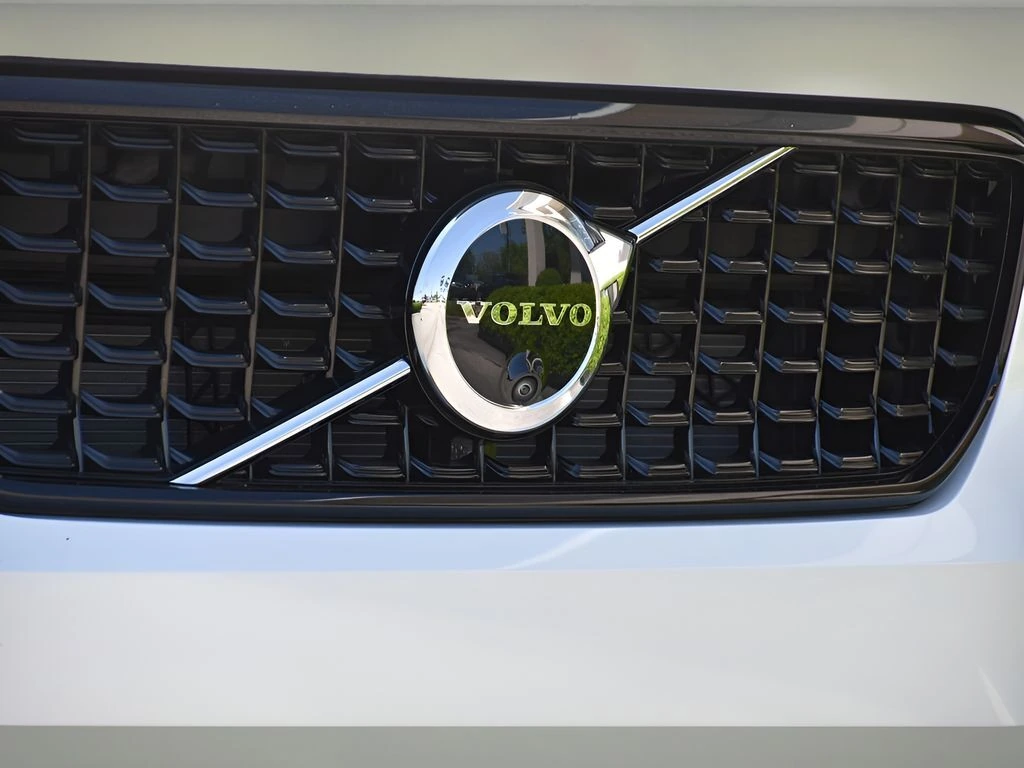 2025 Volvo - image 8
